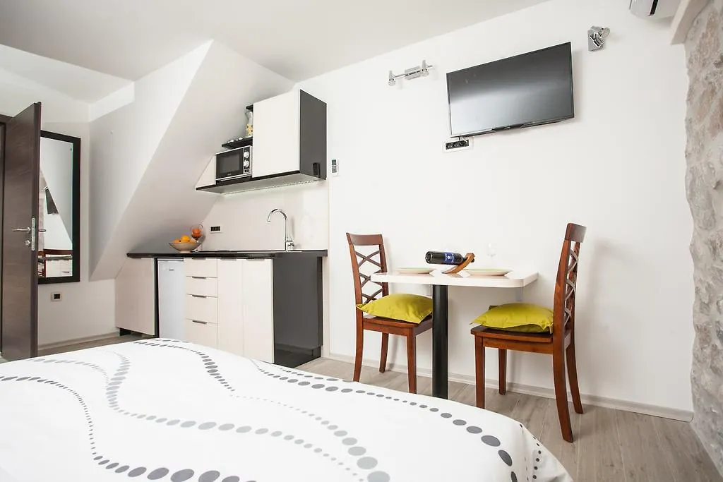 Apartments & Room Kartolina