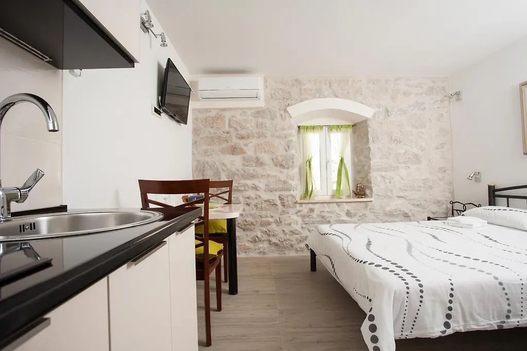 Apartments & Room Kartolina