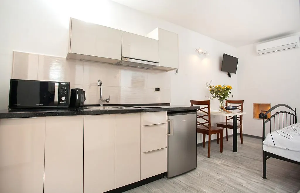 Apartments & Room Kartolina