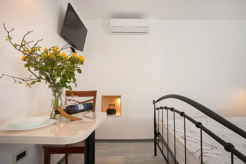 Apartments & Room Kartolina